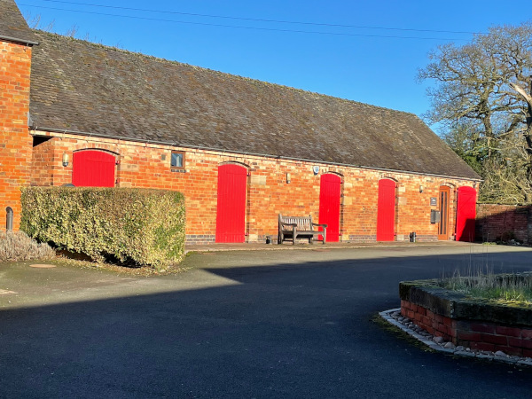 external view of Business Units to rent at Windlehill Farm